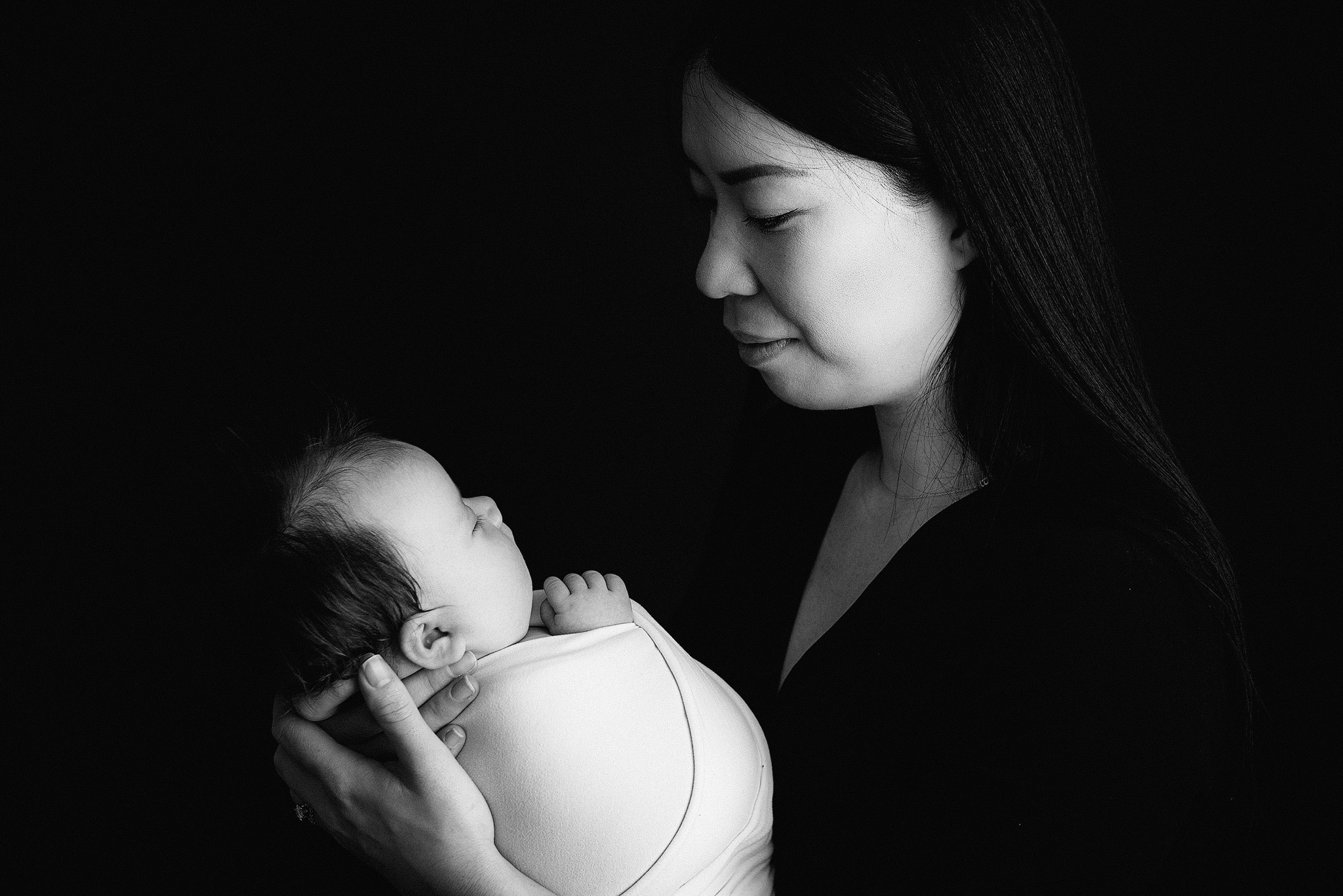 mom and newborn photography